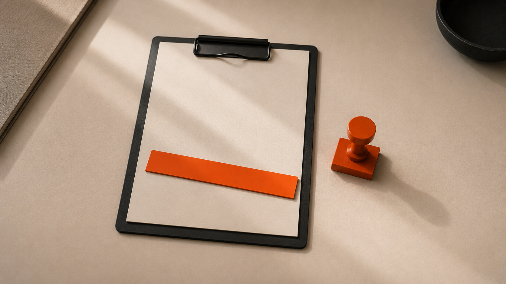 Schwarzes Klemmbrett mit Blatt, orangefarbenem Lesezeichen und orangefarbenem Stempel